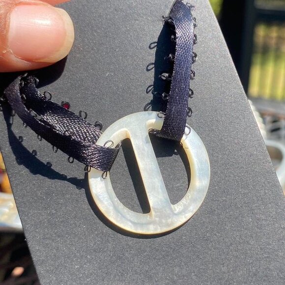 1.OF.1 Abstract Circular Shell Necklace - Picture 2 of 2